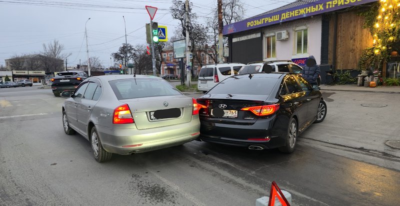 Девушка не очень удачно отъехала от парковки на пересечении Ленгника и Баклановского — фото 4