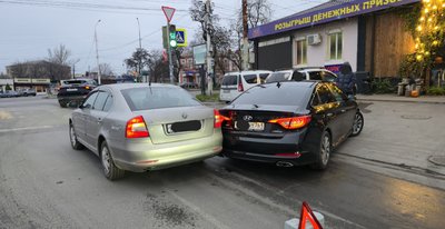 Девушка не очень удачно отъехала от парковки на пересечении Ленгника и Баклановского — фото 4