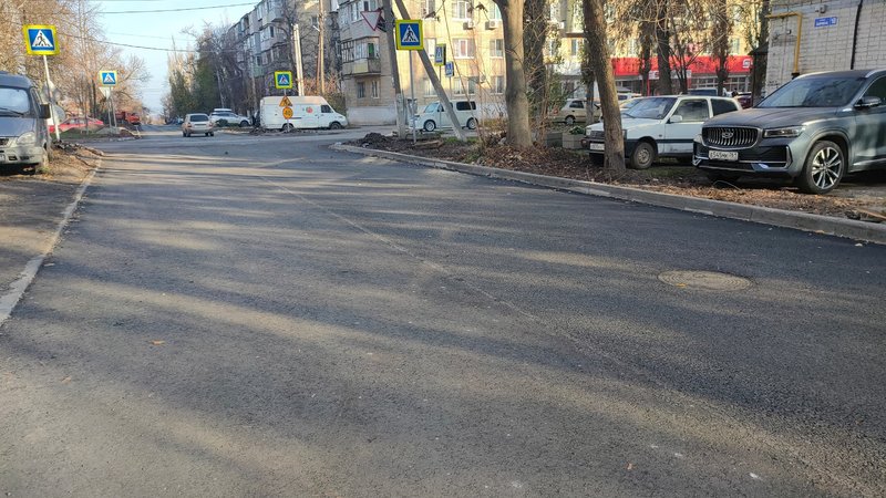 Долгожданное преображение: улица Ларина в Новочеркасске обрела новое дорожное покрытие — фото 2