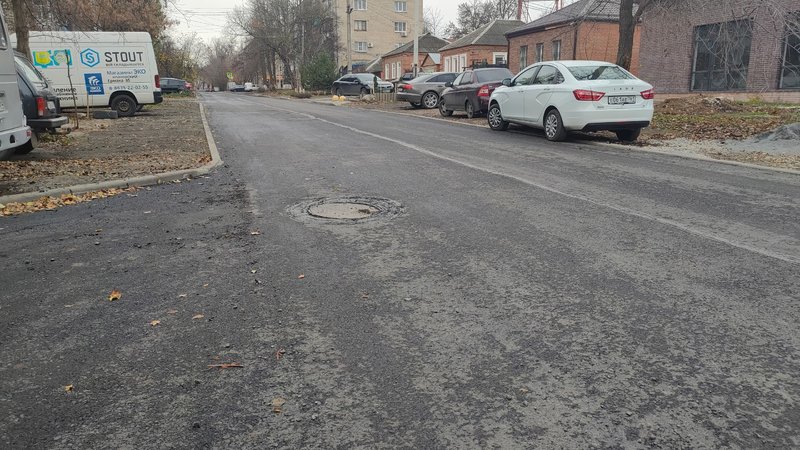 Долгожданное преображение: улица Ларина в Новочеркасске обрела новое дорожное покрытие — фото 3