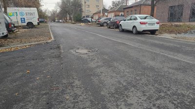 Долгожданное преображение: улица Ларина в Новочеркасске обрела новое дорожное покрытие — фото 3
