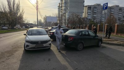 Фольсваген остановился позади припаркованных автомобилей на Первомайской 99