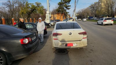 Фольсваген остановился позади припаркованных автомобилей на Первомайской 99 — фото 2