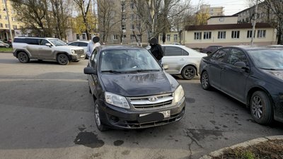 Фольсваген остановился позади припаркованных автомобилей на Первомайской 99 — фото 4