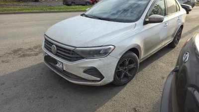 Фольсваген остановился позади припаркованных автомобилей на Первомайской 99 — фото 5