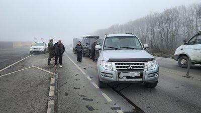 На въезде в Новочеркасск из-за тумана и невнимательности, водитель УАЗа собрал "паровозик'" из трёх...