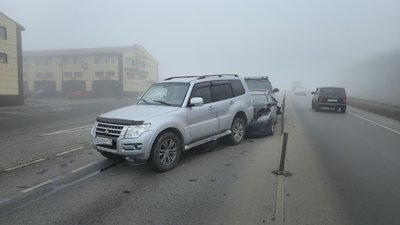 На въезде в Новочеркасск из-за тумана и невнимательности, водитель УАЗа собрал "паровозик'" из трёх... — фото 2
