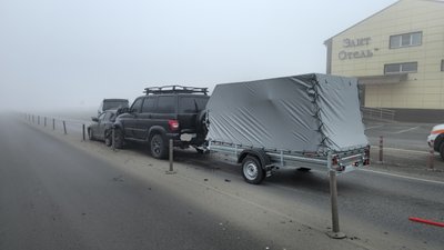 На въезде в Новочеркасск из-за тумана и невнимательности, водитель УАЗа собрал "паровозик'" из трёх... — фото 3