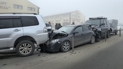 На въезде в Новочеркасск из-за тумана и невнимательности, водитель УАЗа собрал "паровозик'" из трёх... — фото 4