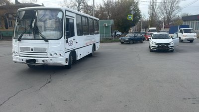 Автобус неудачно развернулся на пересечении Михайловской и Платовского