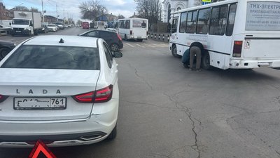 Автобус неудачно развернулся на пересечении Михайловской и Платовского — фото 2