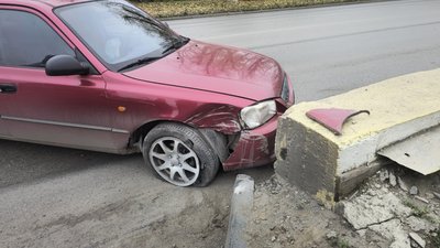 Бесконтактное ДТП случилось на выезде из Новочеркасска, в районе АЗС "Роснефть" в месте сужения...