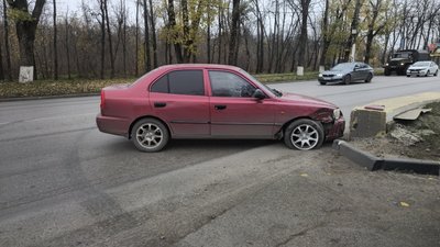 Бесконтактное ДТП случилось на выезде из Новочеркасска, в районе АЗС "Роснефть" в месте сужения... — фото 2