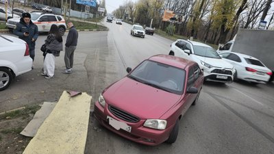 Бесконтактное ДТП случилось на выезде из Новочеркасска, в районе АЗС "Роснефть" в месте сужения... — фото 4