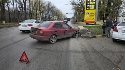 Бесконтактное ДТП случилось на выезде из Новочеркасска, в районе АЗС "Роснефть" в месте сужения... — фото 5