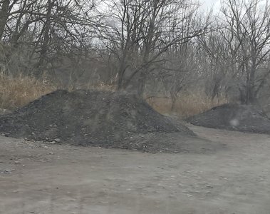 На улице Громовой в Новочеркасске появилась новая преграда для водителей — земляные баррикады