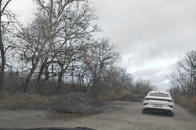 На улице Громовой в Новочеркасске появилась новая преграда для водителей — земляные баррикады — фото 2