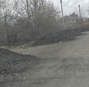 На улице Громовой в Новочеркасске появилась новая преграда для водителей — земляные баррикады — фото 3