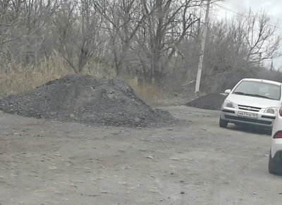 На улице Громовой в Новочеркасске появилась новая преграда для водителей — земляные баррикады — фото 4