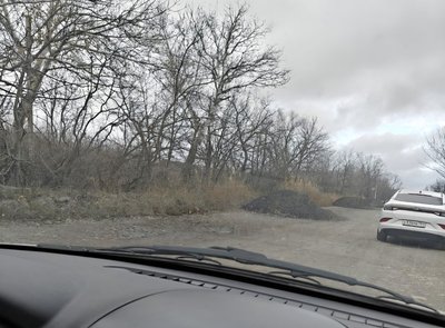 На улице Громовой в Новочеркасске появилась новая преграда для водителей — земляные баррикады — фото 5
