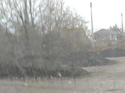 На улице Громовой в Новочеркасске появилась новая преграда для водителей — земляные баррикады — фото 6