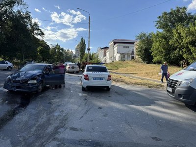 🚨 В Новочеркасске на перекрестке  Александровской и Ермака и Урицкого произошло... — фото 2