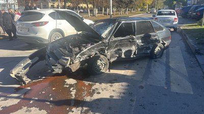 Водитель автомобиля Черри при пересечении проспекта Ермака не уступила дорогу автомобилю Ваз 2114,...