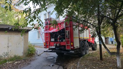 В Новочеркасске ликвидировали пожар в заброшенной хозпостройке
