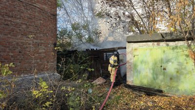 В Новочеркасске ликвидировали пожар в заброшенной хозпостройке — фото 2