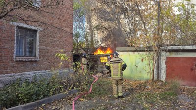 В Новочеркасске ликвидировали пожар в заброшенной хозпостройке — фото 3