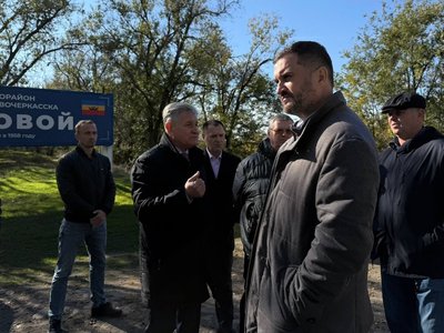 Исполняющий обязанности мэра Новочеркасска Николай Толмачев и председатель городской Думы Виктор... — фото 3