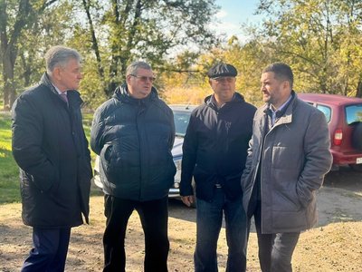 Исполняющий обязанности мэра Новочеркасска Николай Толмачев и председатель городской Думы Виктор... — фото 7