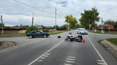 Под Новочеркасском произошло жесткое ДТП с мотоциклистом: водитель госпитализирован с тяжелыми... — фото 3