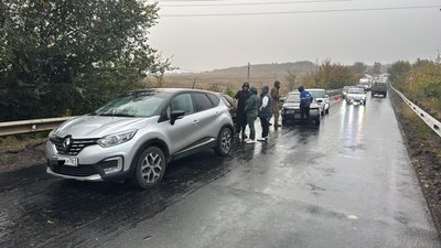 Девушка на Рено притормознула в на мостике в районе балки возле поворота на Б