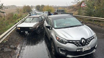 Девушка на Рено притормознула в на мостике в районе балки возле поворота на Б — фото 2