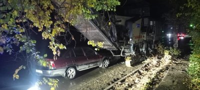 ⚡Девушка за рулём автомобиля Дэу Нексия врезалась в припаркованную прямо на дороге без освещения и... — фото 3