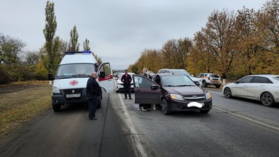 Под Новочеркасском водитель Kia Rio отвлекся и спровоцировал ДТП с пострадавшей