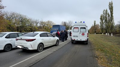 Под Новочеркасском водитель Kia Rio отвлекся и спровоцировал ДТП с пострадавшей — фото 2