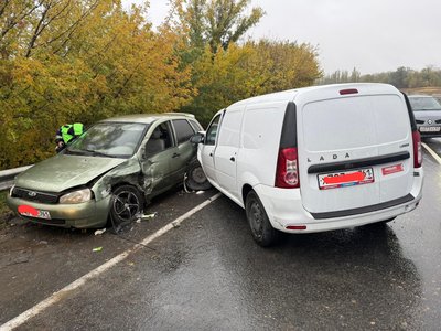 ДТП под Новочеркасском: два автомобиля разбиты, есть пострадавшие — фото 3