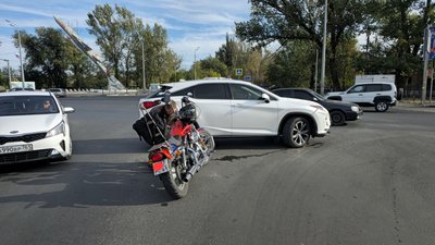 Водитель Лексуса, судя по рассказам очевидцев, решил развернуться по-ростовски на оживлённом...