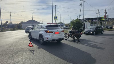 Водитель Лексуса, судя по рассказам очевидцев, решил развернуться по-ростовски на оживлённом... — фото 2
