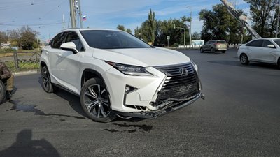 Водитель Лексуса, судя по рассказам очевидцев, решил развернуться по-ростовски на оживлённом... — фото 3