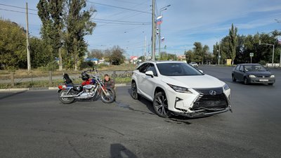 Водитель Лексуса, судя по рассказам очевидцев, решил развернуться по-ростовски на оживлённом... — фото 4