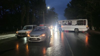 В Новочеркасске автобус врезался во встречный Ford 