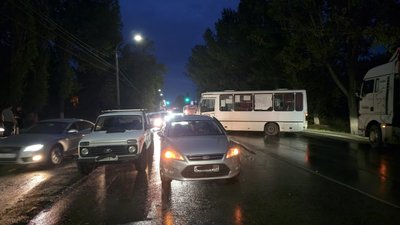 В Новочеркасске автобус врезался во встречный Ford  — фото 5