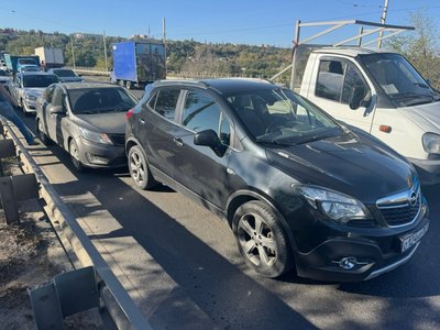 Водитель автомобиля Тойота собрал сегодня паровозик на мосту на спуске
