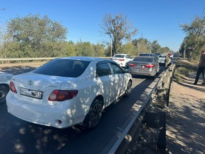Водитель автомобиля Тойота собрал сегодня паровозик на мосту на спуске — фото 3