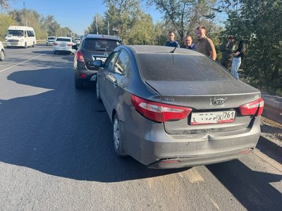 Водитель автомобиля Тойота собрал сегодня паровозик на мосту на спуске — фото 4