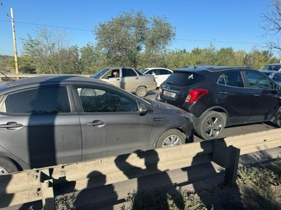 Водитель автомобиля Тойота собрал сегодня паровозик на мосту на спуске — фото 5