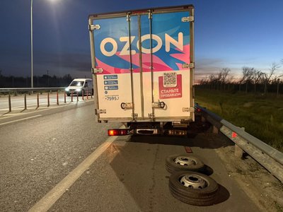 На выезде из Новочеркасска водитель Газель Озон потерял сразу два левых колеса — фото 2
